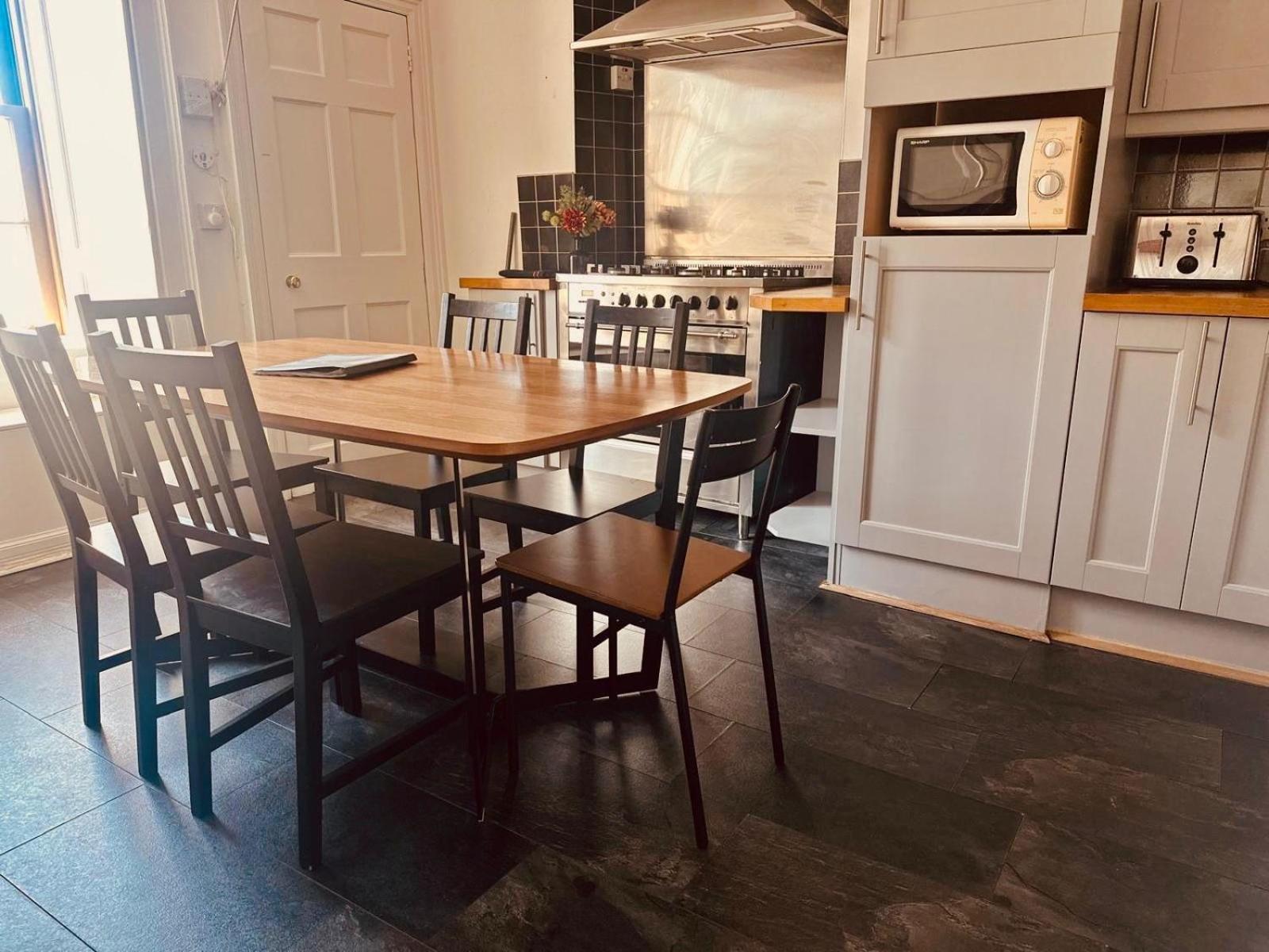 Apartment Super Spacious 4 Bed, Sleeps 6 *