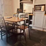Super Spacious 4 Bed, Sleeps 6
