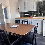 Super Spacious 4 Bed, Sleeps 6