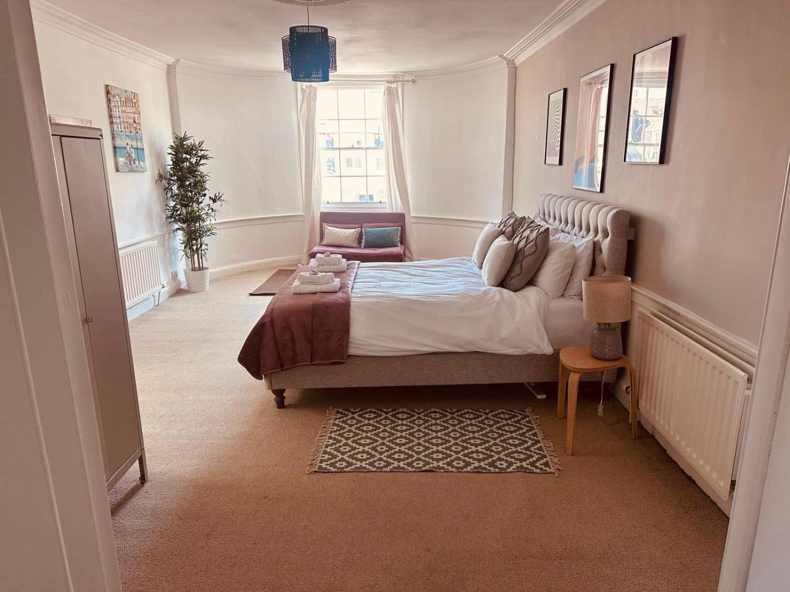 Apartment Super Spacious 4 Bed, Sleeps 6 Edinburgh