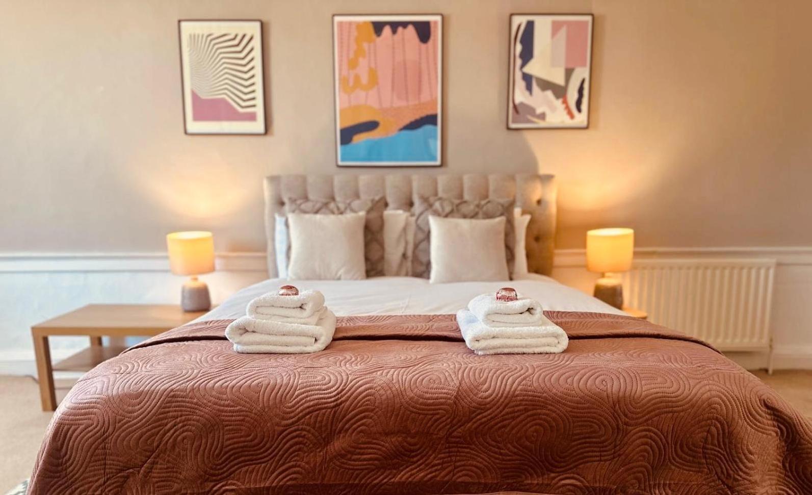 Super Spacious 4 Bed, Sleeps 6 Apartment *