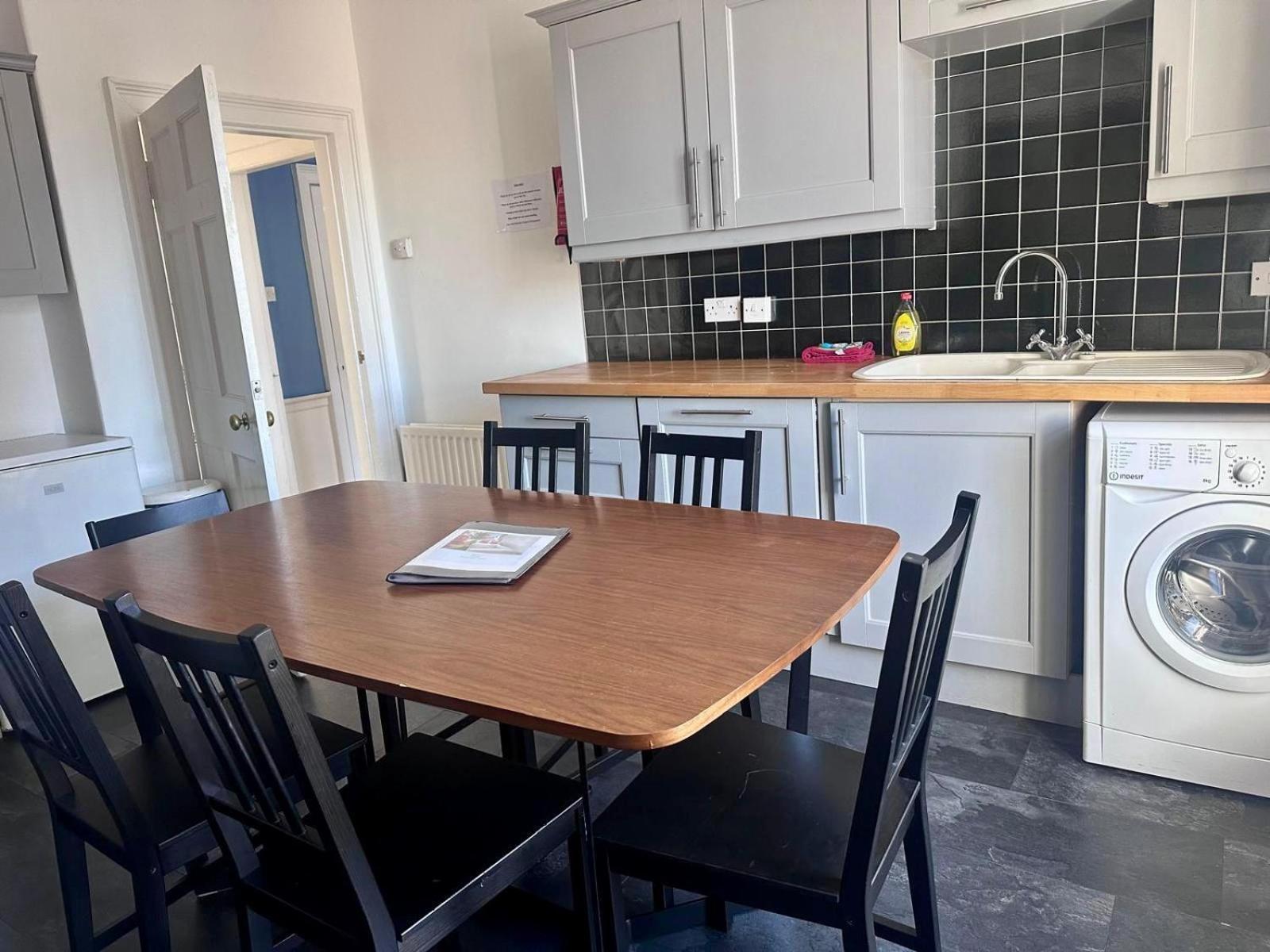 Super Spacious 4 Bed, Sleeps 6 *